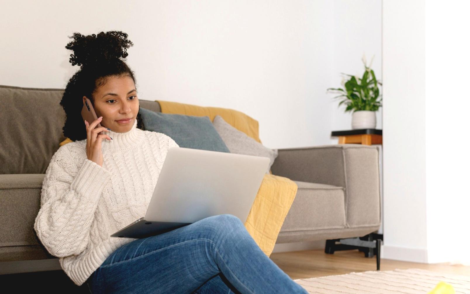 Análisis financiero con gráficos y datos de valoración en pantallas múltiples