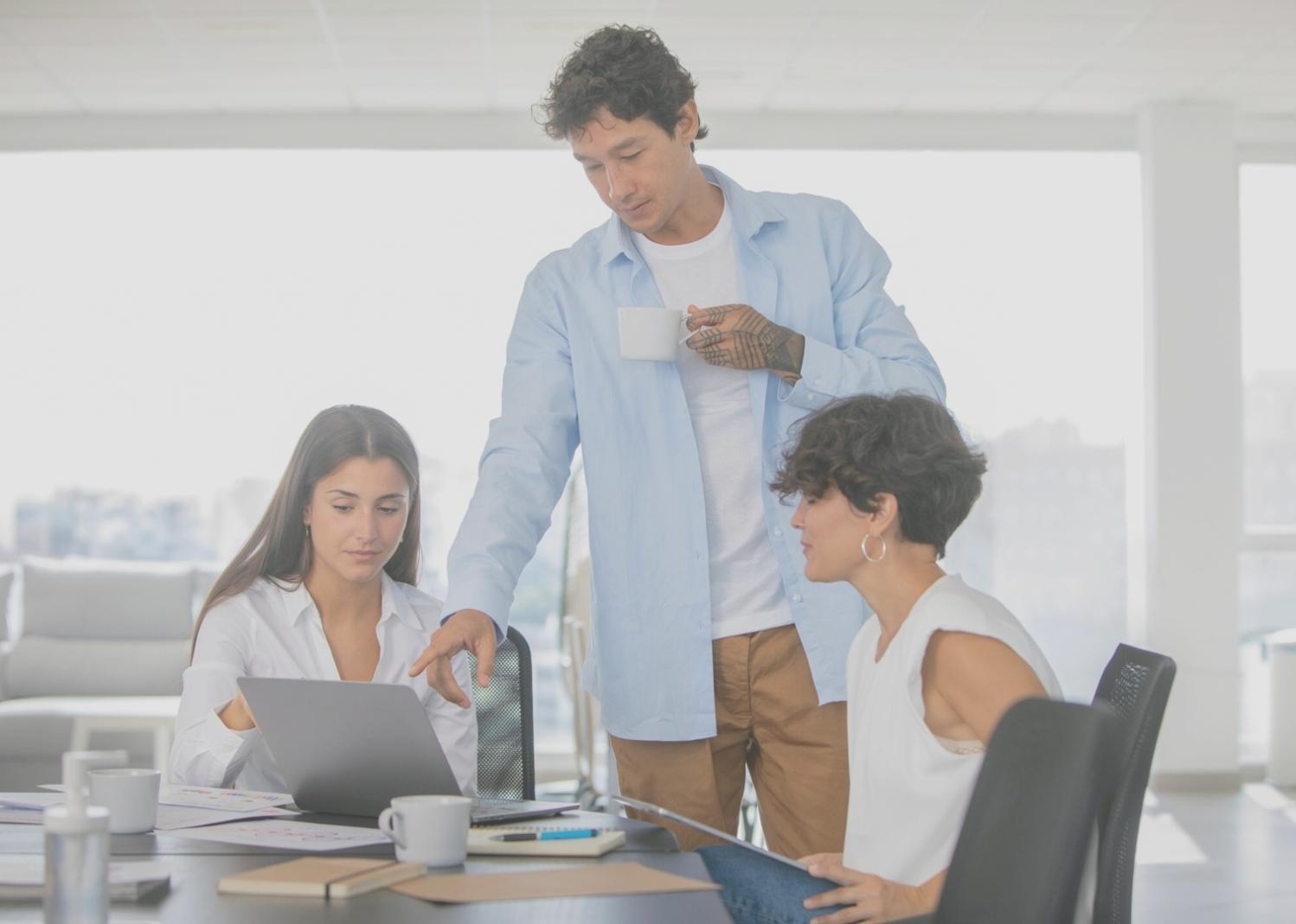 Aula moderna donde se desarrollan sesiones prácticas de valoración financiera