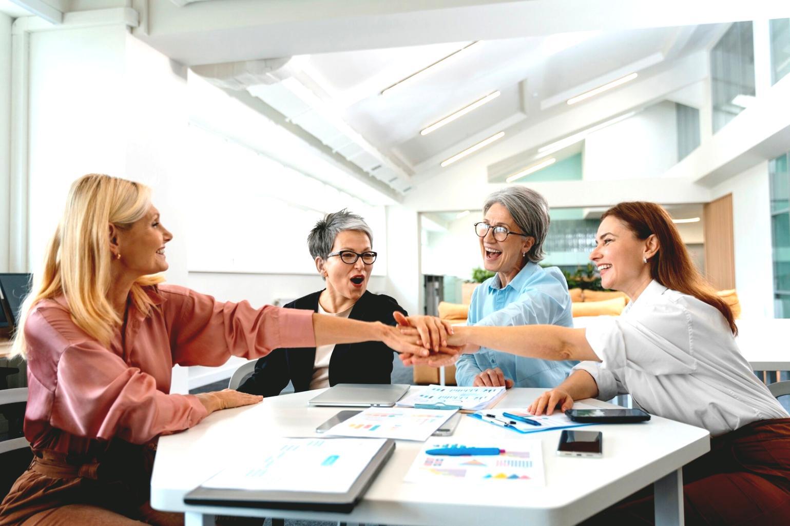Profesional trabajando con análisis financiero y técnicas de valoración