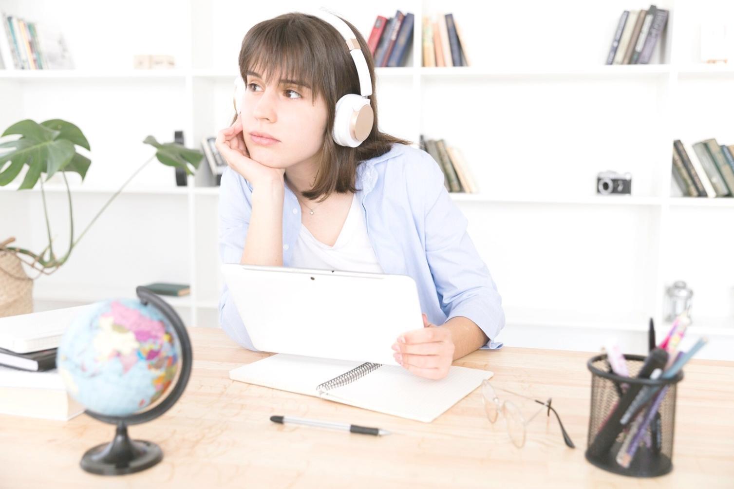 Analista financiero trabajando con modelos de valoración complejos